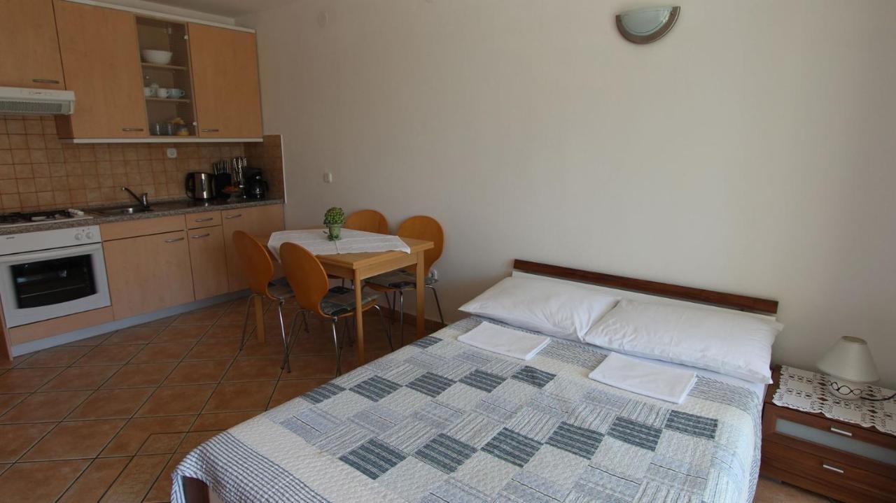 Apartments Grahovac Malinska Eksteriør bilde